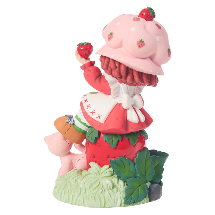 Precious Moments Strawberry Shortcake: Strawberry Shortcake Sitting on Strawberry Figurine sparkle-castle