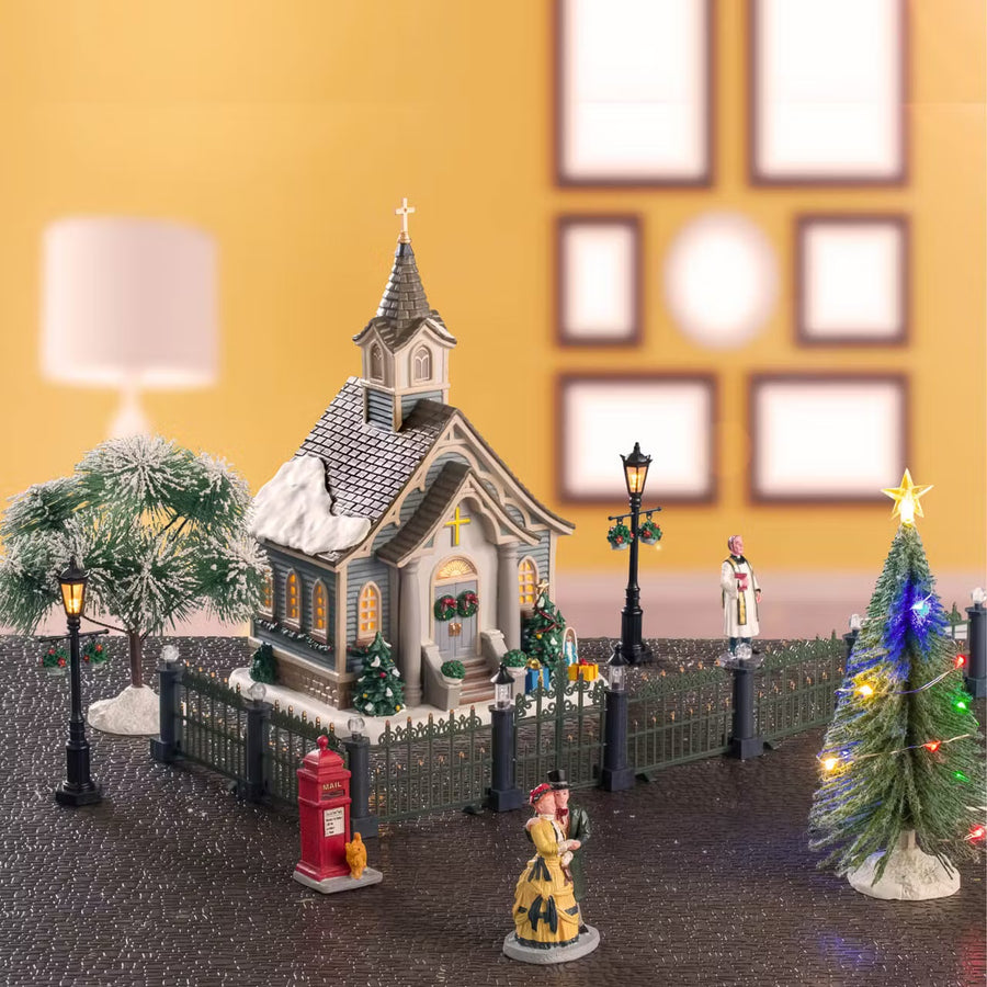 Lemax Caddington Village: Small Town Church Set sparkle-castle