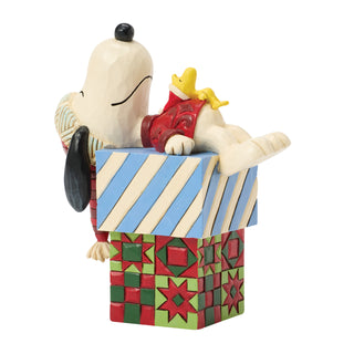Jim Shore Peanuts: Snoopy & Woodstock Laying On Gifts Figurine sparkle-castle