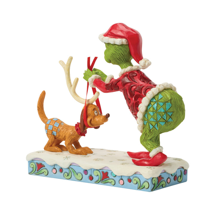 Jim Shore The Grinch: Grinch Tying Antlers On Max Figurine sparkle-castle